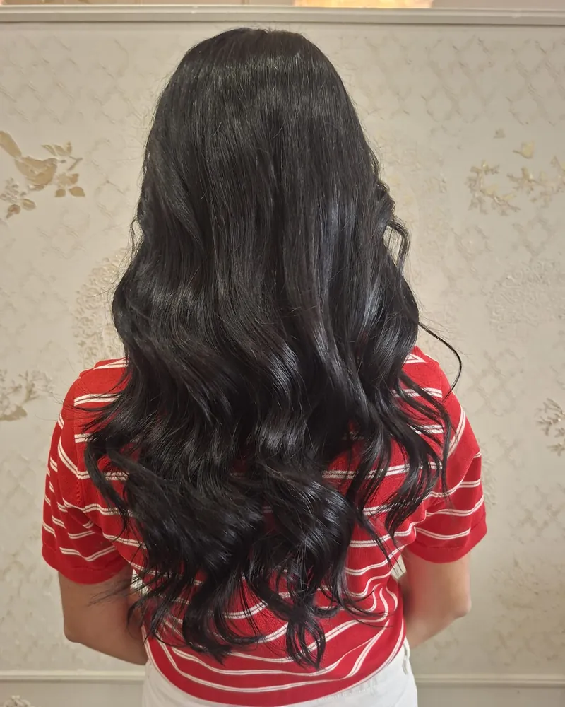 Color en cabello negro con acabado brillante realizado en NÜMIA