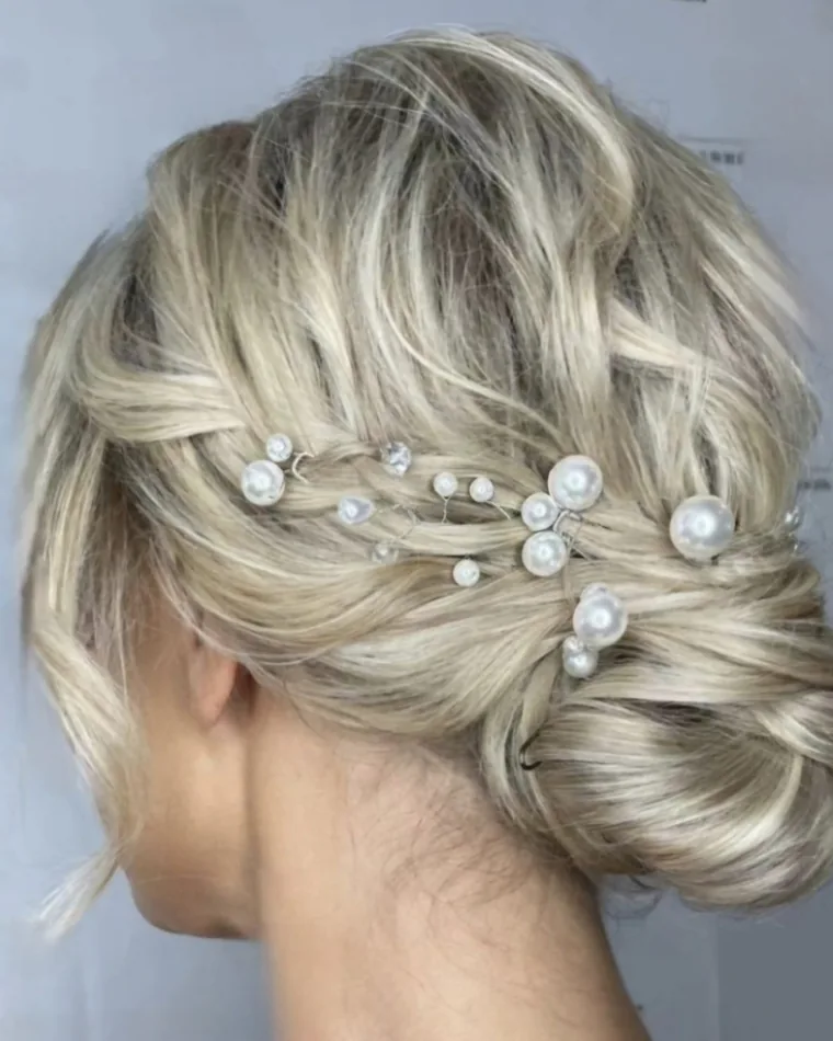 Recogido de novia rubio con perlas realizado en NÜMIA, Palma de Mallorca